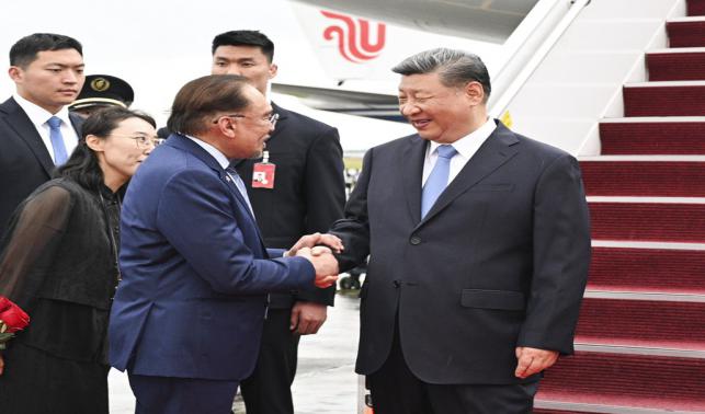 習(xí)近平抵達(dá)吉隆坡對(duì)馬來(lái)西亞進(jìn)行國(guó)事訪問(wèn)