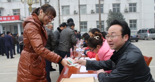 商南縣舉行“送溫暖，獻(xiàn)愛(ài)心”捐款活動(dòng)