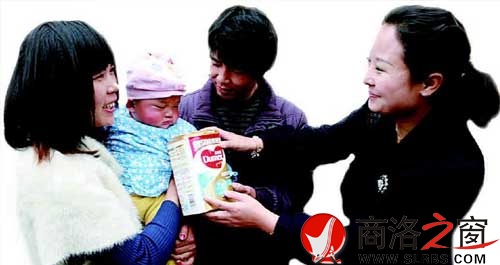 計(jì)生干部將奶粉送到商州區(qū)楊峪河鎮(zhèn)冀書婷家