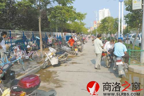 整頓前，務工人員集中在馬路上。