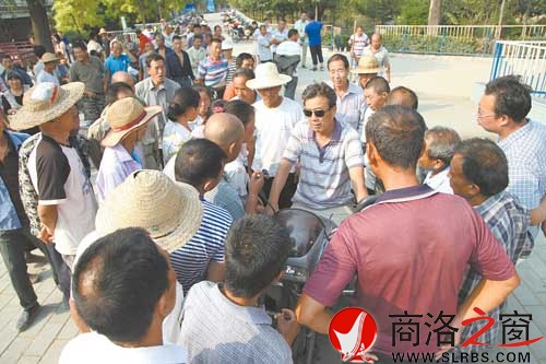 整頓后，務工人員進入市場，雇主也到市場內找工人，雙方洽談方便安全。