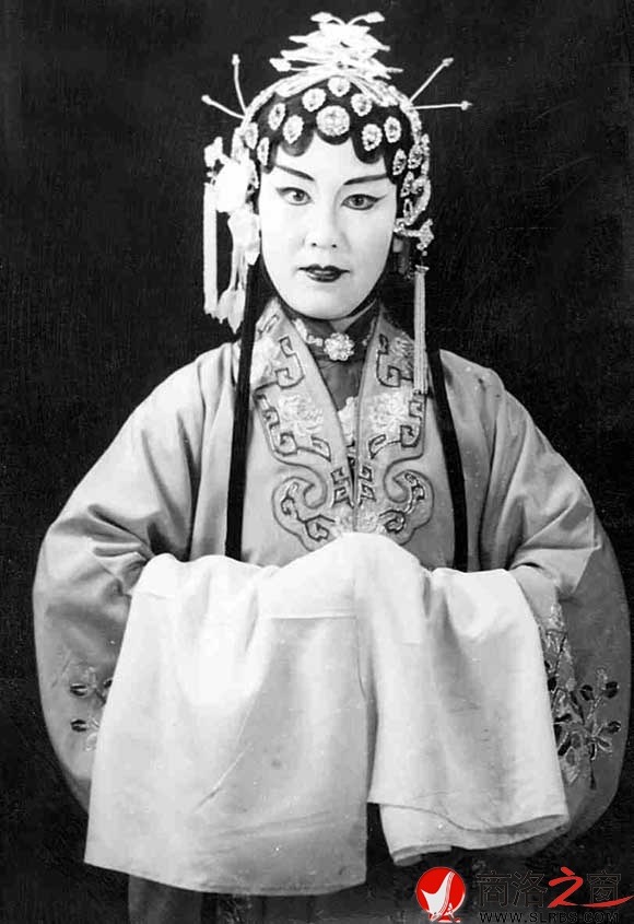 1978 年，敬素貞在二黃《楊門女將》中飾演柴郡主。