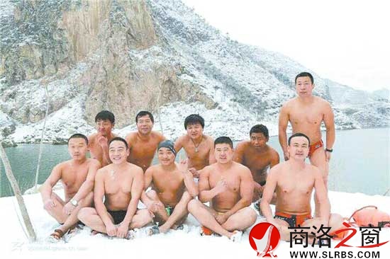 商洛市冬泳愛好者張暉、崔小東、孟丹平、魚鵬等參加冬泳后合影。