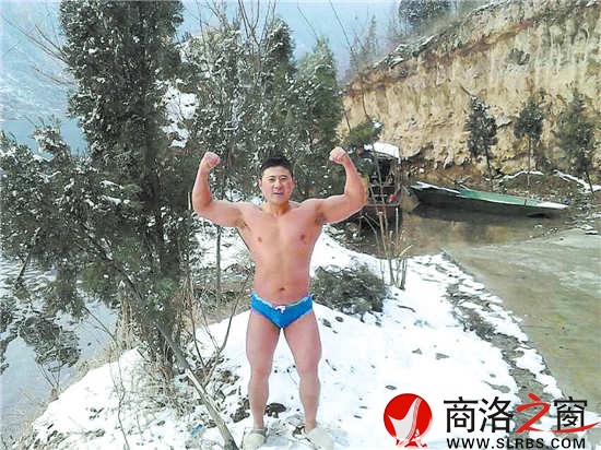 被譽(yù)為商洛冬泳隊(duì)形象代言人的張暉，上岸后不忘秀一下肌肉。