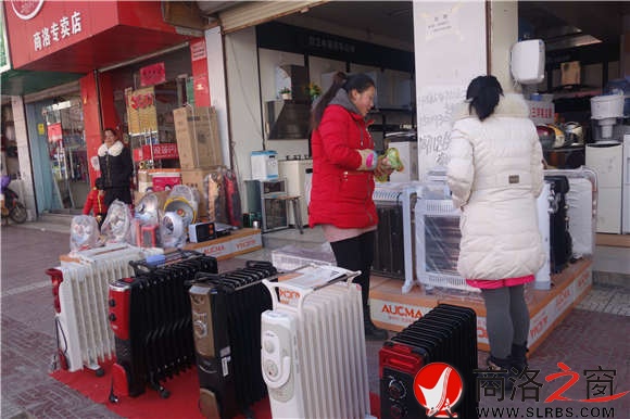 寒冬時節(jié)，市區(qū)商州商城里賣取暖小家電的商鋪生意興隆，不時有顧客前來詢問購買。
