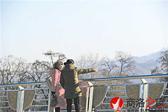 站在環(huán)城北路上，商洛市區(qū)盡收眼底，環(huán)城北路已經(jīng)成為商洛城市的一條觀景路。