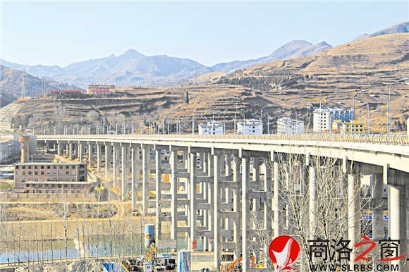 北環(huán)路一號(hào)大橋橫跨丹江，是商洛市區(qū)最大的高架橋，與仙娥湖大壩相映成輝，成為城市一個(gè)新亮點(diǎn)。