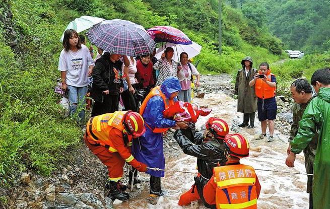 消防救援隊(duì)伍急赴災(zāi)區(qū)轉(zhuǎn)移群眾