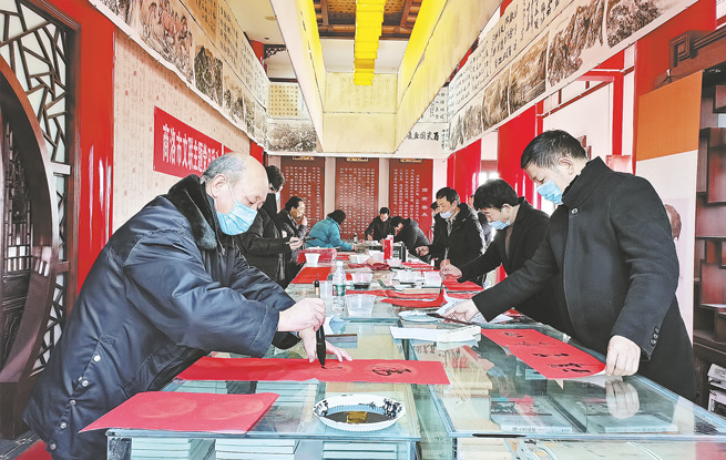 商洛市文聯(lián)“義寫春聯(lián)進(jìn)萬家”首場(chǎng)活動(dòng)在市區(qū)丹鶴樓舉行