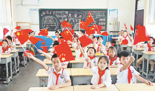 一抹中國(guó)紅 盡顯愛國(guó)情