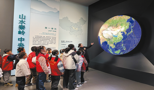 走進(jìn)展廳觸摸歷史 聆聽故事厚植情懷