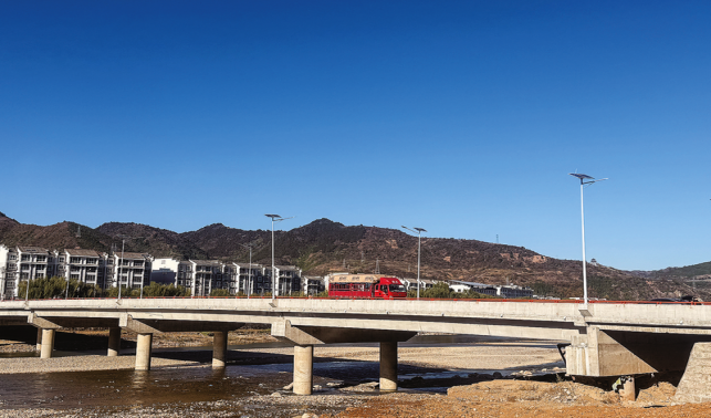 一橋飛架銀花河 暢通民心向未來(lái)