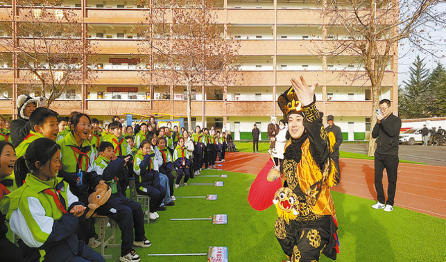 戲曲演出進(jìn)鄉(xiāng)村 文化惠民暖人心