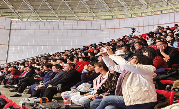 以熱愛赴盛會(huì) 用歡呼暖賽場(chǎng)