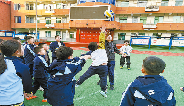 秦嶺腳下排球燃！商州學(xué)子以運(yùn)動(dòng)之名向世界遞出商洛名片