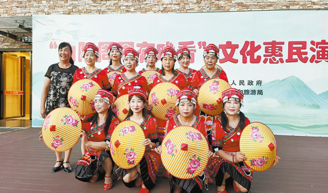 一名黨員和一個鄉(xiāng)村藝術(shù)團(tuán)