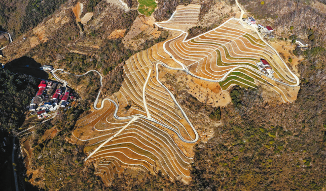 統(tǒng)籌田塊整治 構(gòu)建鄉(xiāng)村美景