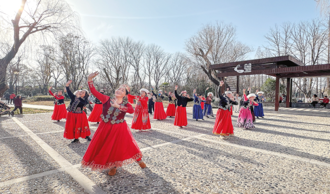 蓮湖邊舞出別樣“夕陽(yáng)紅”