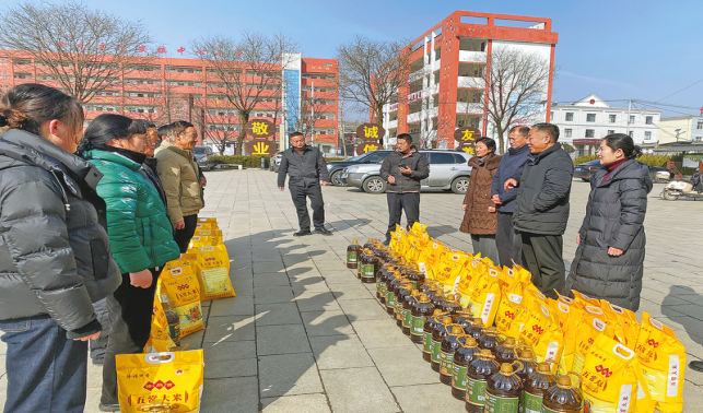 春節(jié)獻(xiàn)愛心 寒冬送溫暖