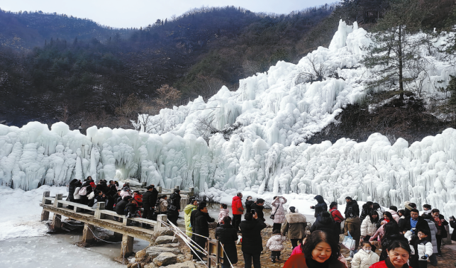 冰瀑引客來 節(jié)前暖意濃