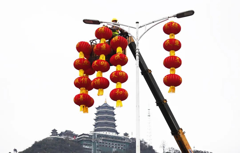 2月9日，工人在湯巴關(guān)路掛大紅燈籠。