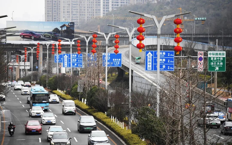 2月9日，花冠路燈桿上懸掛的大紅燈籠格外醒目。