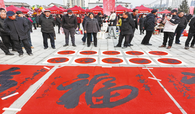 文化大餐“送”下鄉(xiāng) 年貨大集“暖”人心