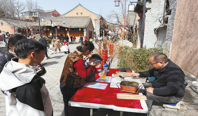 非遺糖畫“甜蜜”出攤，棣花景區(qū)年味正濃