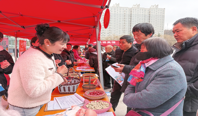 春風(fēng)送崗促就業(yè)