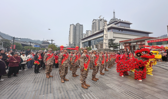 熱血青春獻(xiàn)國防 戎裝啟程赴兵營(yíng)