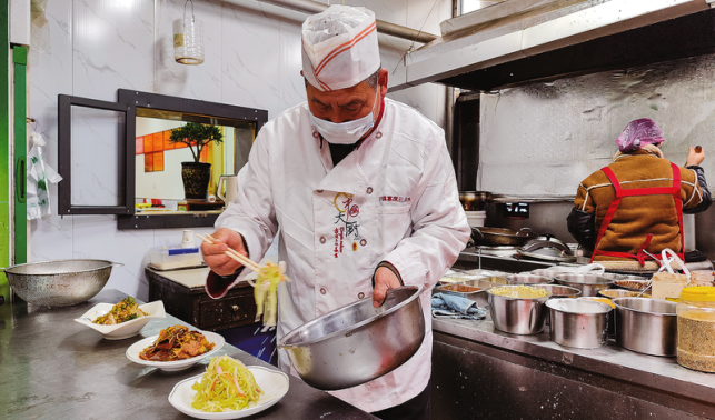 屈勇 一方灶臺烹出幸福味