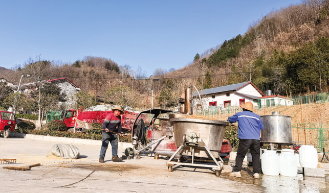 風(fēng)攜酒香漫山村