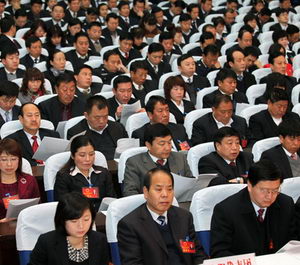 人大代表、政協(xié)委員認(rèn)真聽(tīng)取市人大常委會(huì)工作報(bào)告和兩院工作報(bào)告