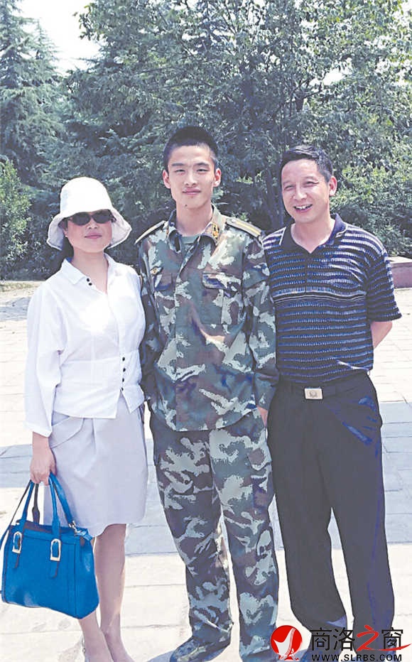朱盛如、劉锳夫婦和就讀于武警工程大學的兒子朱建豪的全家照