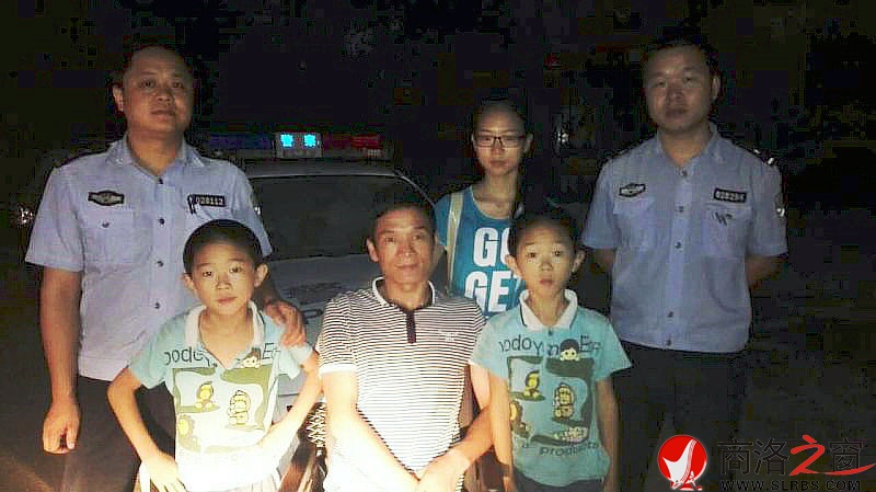 青銅派出所民警幫助公益人士愛(ài)心助學(xué).jpg