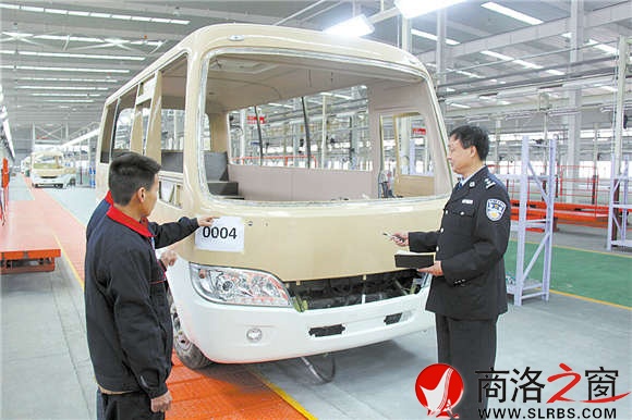 入冬以來(lái)，安建明多次深入園區(qū)企業(yè)進(jìn)行安全檢查，確保企業(yè)生產(chǎn)安全。