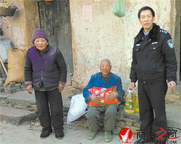 困難群眾是彭江濤的“親人”，逢年過節(jié)彭江濤總要上門慰問并給他們送些生活必需品。