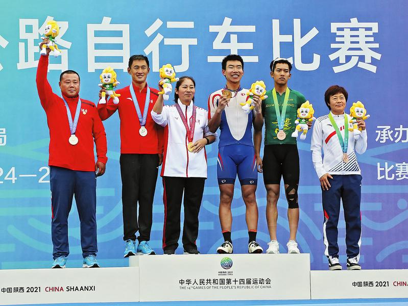 十四運會公路自行車比賽男子個人賽決賽在雨中完賽