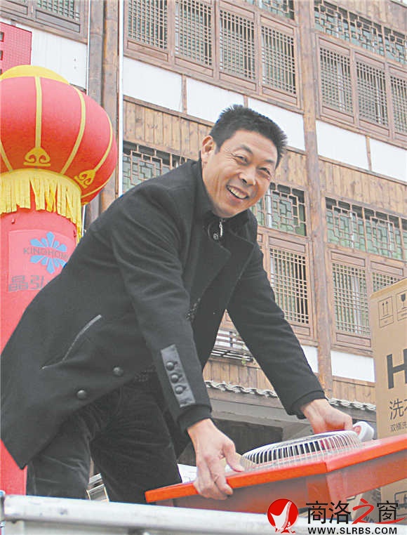 美麗鄉(xiāng)村建設(shè)以來，李棟梁的家電生意好了很多。采訪當(dāng)天，他就賣出去十幾件貨。