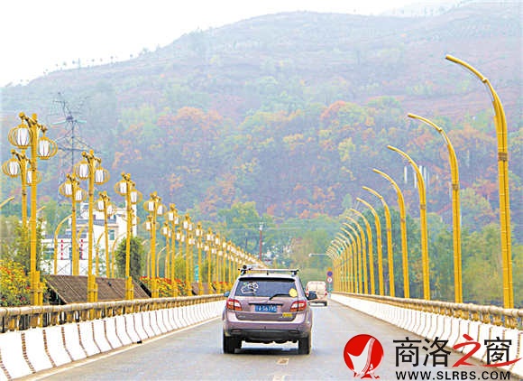 用竹燈、竹子、竹欄、花卉等裝點(diǎn)的丹江景觀橋，也是竹林關(guān)的迎賓通道。