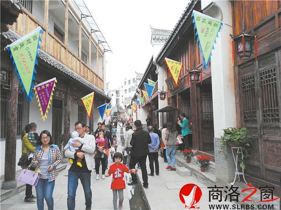 云鎮(zhèn)老街改造升級后，游客紛至沓來，成為鎮(zhèn)安一個新的旅游熱點(diǎn)。