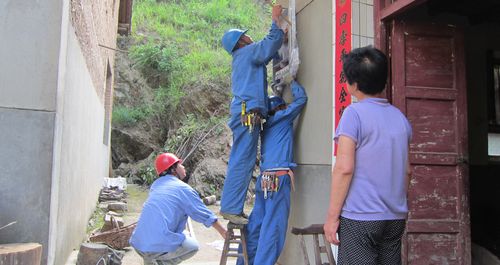 商洛供電局為群眾進(jìn)行農(nóng)網(wǎng)改造升級工程