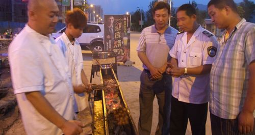 丹鳳食品藥品監(jiān)督管理局對夜市燒烤進(jìn)行執(zhí)法檢查