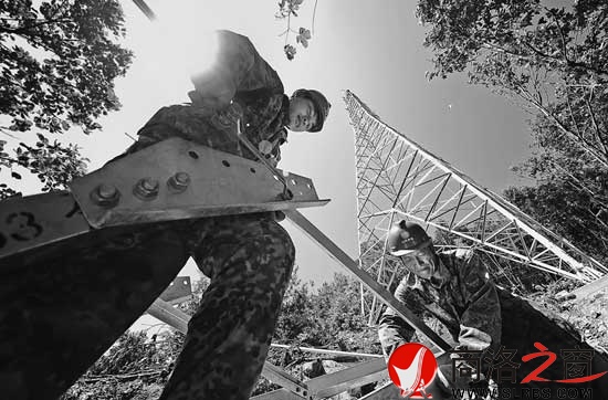 陜西送變電工程公司的施工人員在330千伏渭南豐塬變&mdash;商洛張村變輸電線路工程現(xiàn)場組裝塔材。任長征攝