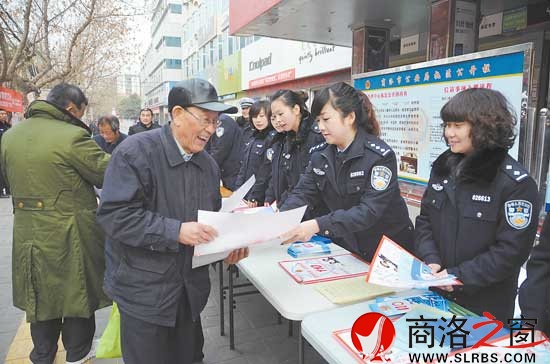 每年1月10日110宣傳日，110指揮中心的民警都會走上街頭進行法律宣傳。