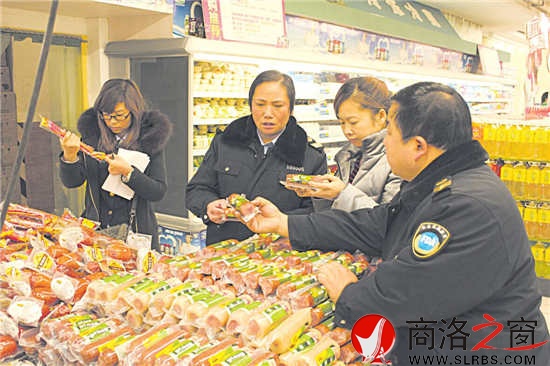 市食品藥品監(jiān)督管理局副局長、市食品藥品監(jiān)察支隊(duì)隊(duì)長趙宏俠帶隊(duì)在超市檢查食品安全。