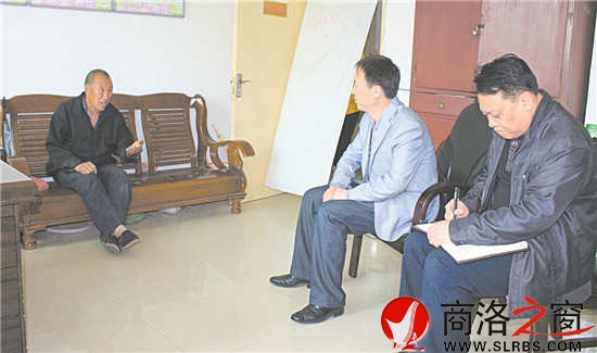 區(qū)委常委、紀(jì)委書記袁禮鋒接待來訪群眾