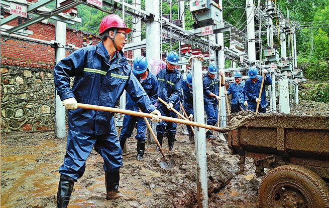 國(guó)網(wǎng)商洛供電公司變電檢修中心共產(chǎn)黨員突擊隊(duì)在洛南災(zāi)區(qū)開展搶修作業(yè)