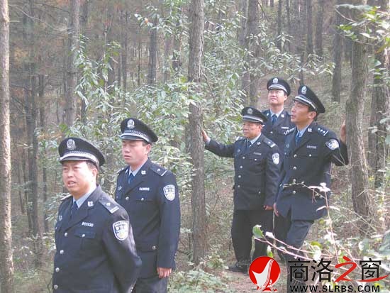 鄭安民(左一)帶領民警在林區(qū)勘察