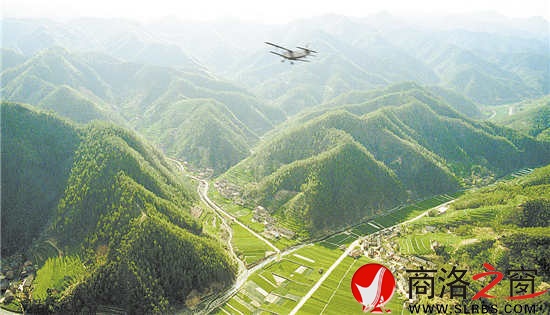 堅持年年飛播造林，大力實施生態(tài)修復(fù)，創(chuàng)造了山清水秀林茂的優(yōu)美生態(tài)環(huán)境。